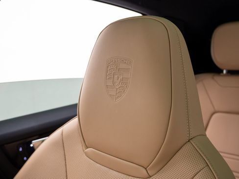 Used 2023 Porsche Cayenne AWD/4WD image 31