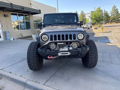 Used 2017 Jeep Wrangler Unlimited Rubicon w/ Connectivity Group AWD/4WD image 3