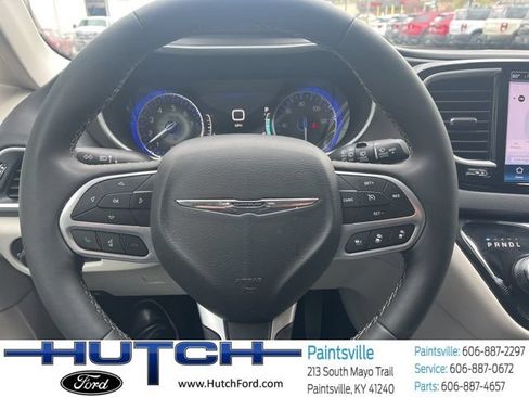 Used 2024 Chrysler Pacifica Touring-L FWD image 25
