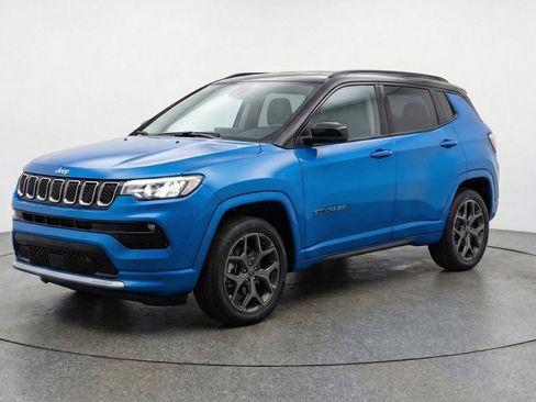Used 2025 Jeep Compass Limited image 3