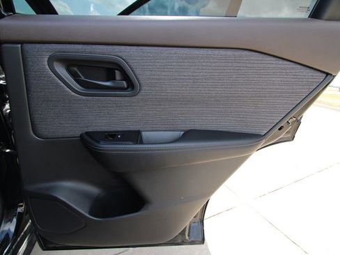 Used 2022 Nissan Rogue S image 37