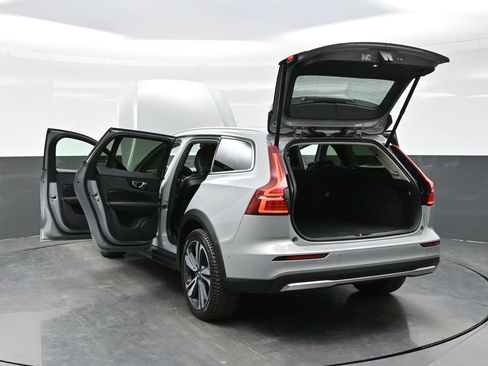 Used 2025 Volvo V60 B5 Cross Country Plus AWD/4WD image 38