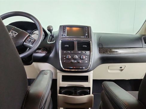 Used 2020 Dodge Grand Caravan SE FWD image 13
