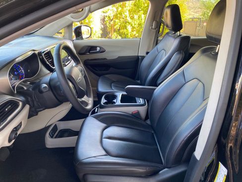 Used 2024 Chrysler Pacifica Limited FWD image 26
