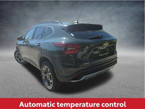 Used 2025 Chevrolet Trax LT FWD image 6