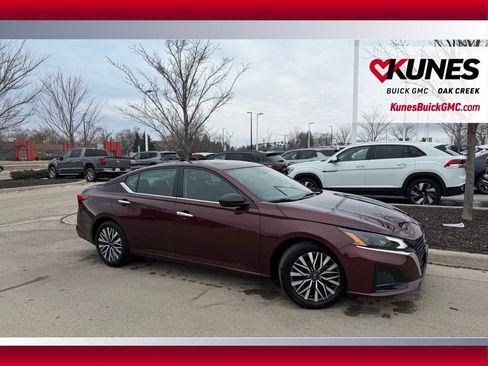 Used 2025 Nissan Altima 2.5 SV FWD image 3