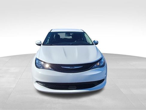 Certified 2022 Chrysler Voyager LX image 14