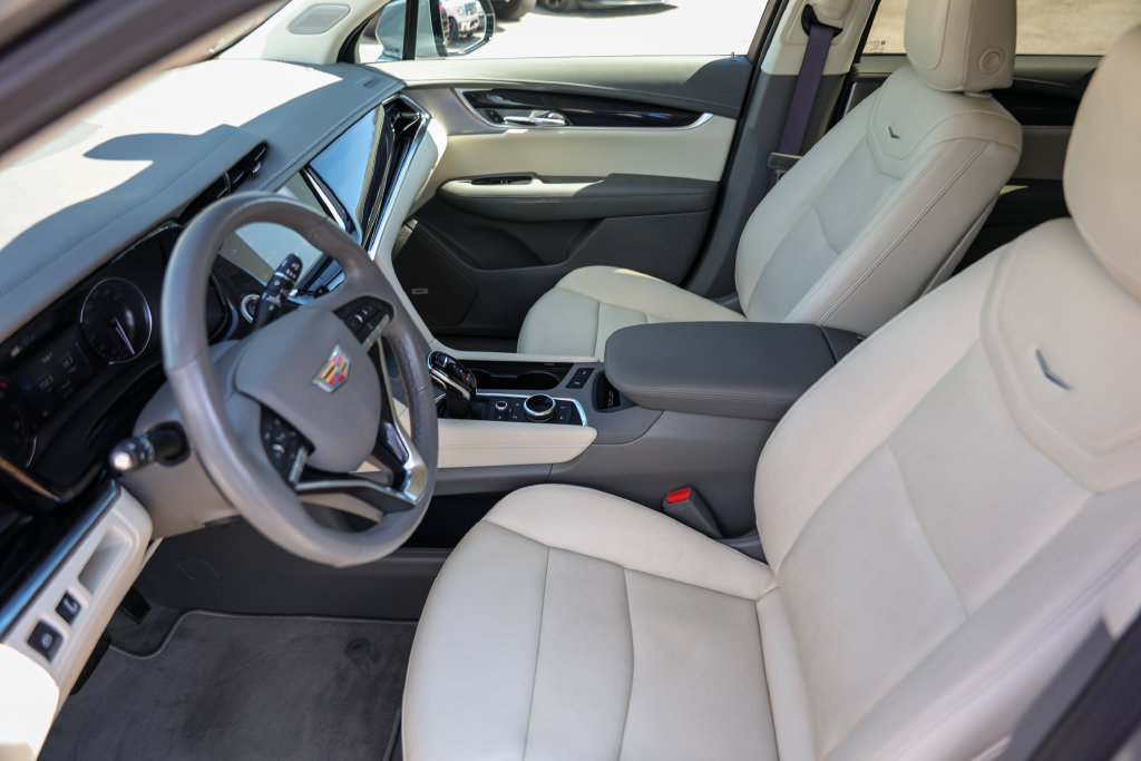 Used 2025 Cadillac XT6 Premium Luxury FWD image 9