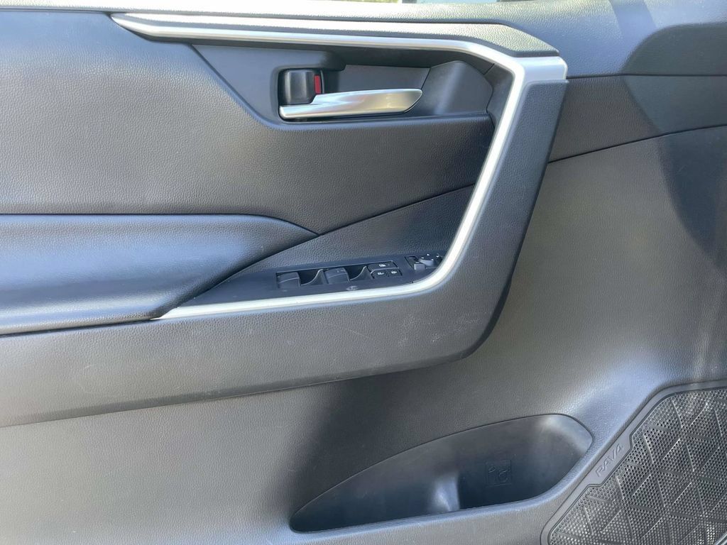 Used 2021 Toyota RAV4 XLE FWD image 17