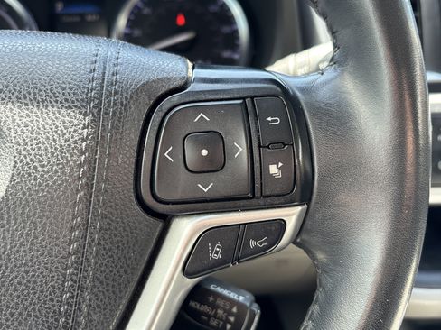 Used 2019 Toyota Highlander XLE AWD/4WD image 19