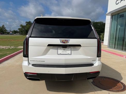 Used 2025 Cadillac Escalade ESV Sport AWD/4WD image 4