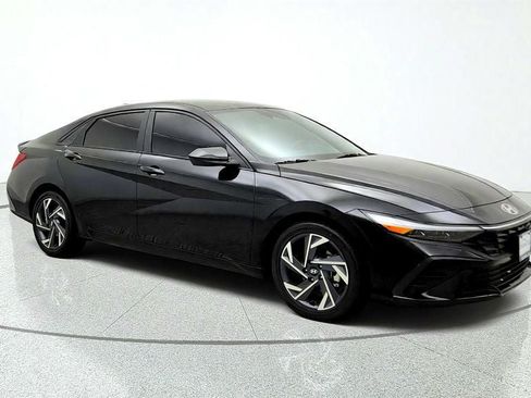 Used 2025 Hyundai Elantra SEL FWD image 3