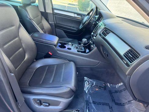 Used 2013 Volkswagen Touareg Sport AWD/4WD image 13