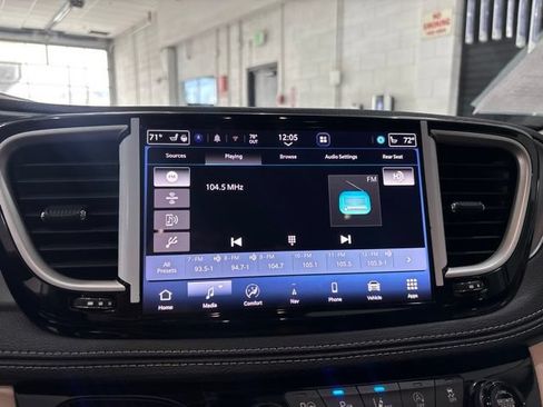 Used 2023 Chrysler Pacifica Touring-L w/ Uconnect Theater Family Group AWD/4WD image 26