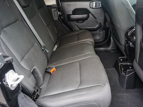 Used 2018 Jeep Wrangler Unlimited Rubicon AWD/4WD image 14