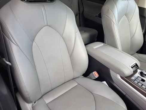 Used 2023 Toyota Highlander Limited image 16