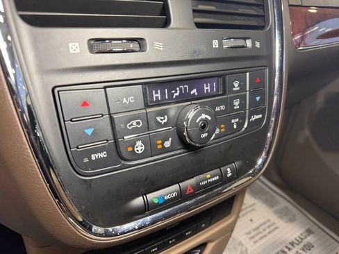 Used 2014 Chrysler Town & Country Touring-L w/ Driver Convenience Group image 31