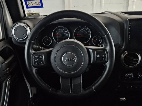 Used 2015 Jeep Wrangler Unlimited Rubicon w/ Connectivity Group AWD/4WD image 10