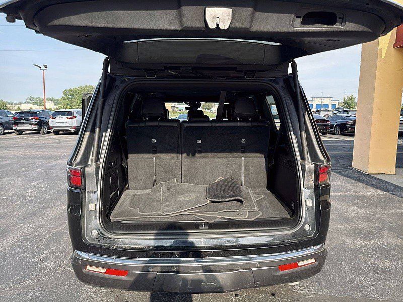 Used 2022 Jeep Wagoneer Series II w/ Convenience Group I AWD/4WD image 17