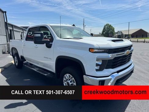 Used 2025 Chevrolet Silverado 2500 LT w/ Convenience Package AWD/4WD image 2