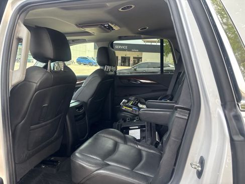 Used 2019 Cadillac Escalade Luxury RWD image 6