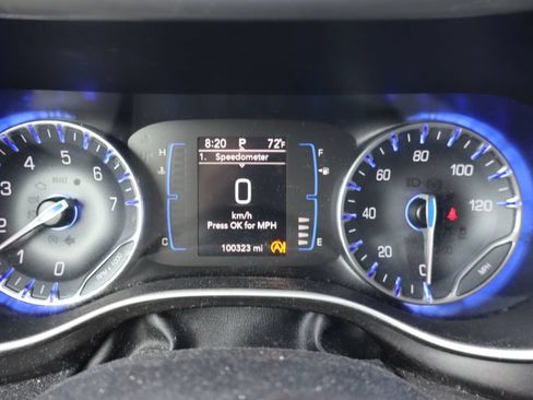 Used 2020 Chrysler Pacifica Touring-L FWD image 3