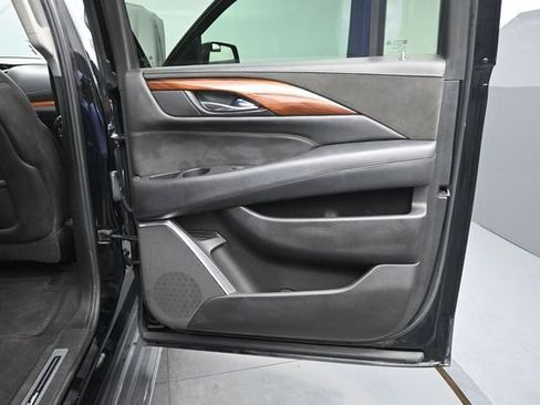 Used 2018 Cadillac Escalade ESV 4WD image 18