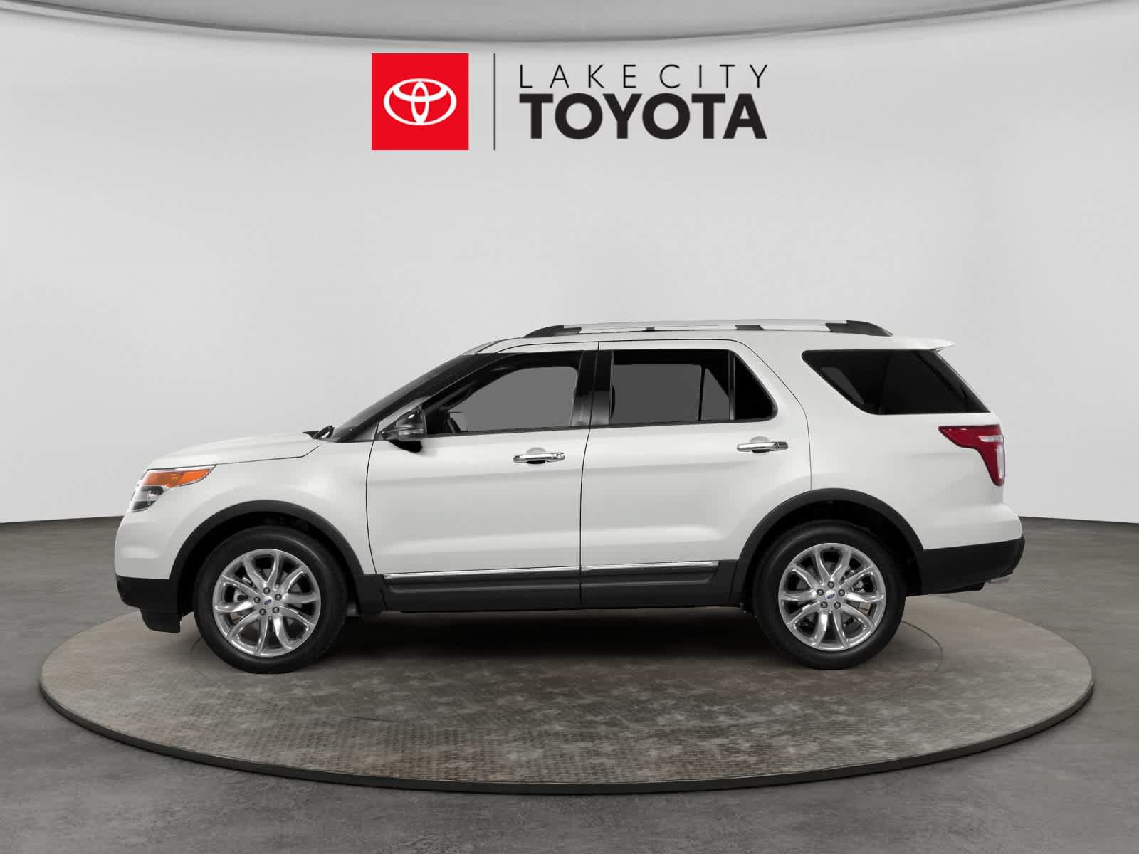 Used 2015 Ford Explorer XLT w/ Equipment Group 202B FWD image 3