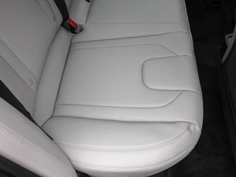 Certified 2025 Hyundai Elantra Limited FWD image 38