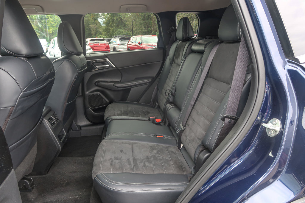 Used 2024 Mitsubishi Outlander AWD image 19
