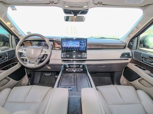 Used 2022 Lincoln Navigator 4WD image 11