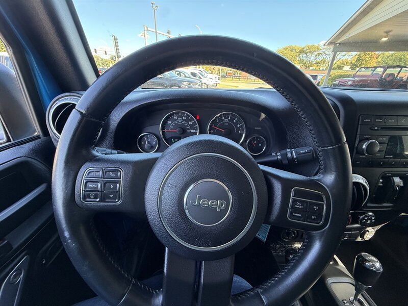 Used 2015 Jeep Wrangler Unlimited Rubicon w/ Connectivity Group AWD/4WD image 19