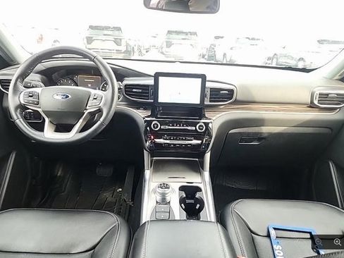 Used 2022 Ford Explorer Limited w/ Equipment Group 301A image 3