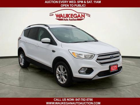 Used 2018 Ford Escape SE FWD image 2