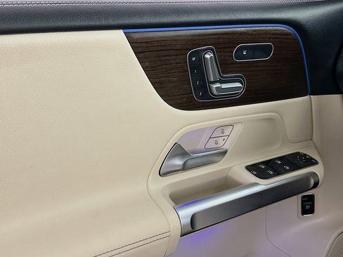 Used 2024 Mercedes-Benz GLB 250 4MATIC w/ Exclusive Package image 16