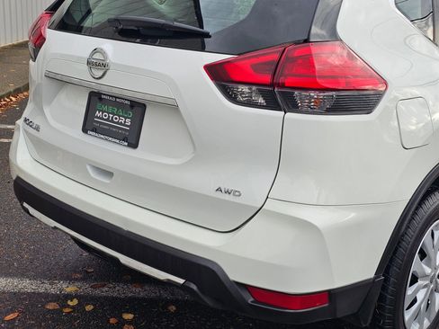 Used 2017 Nissan Rogue S image 11