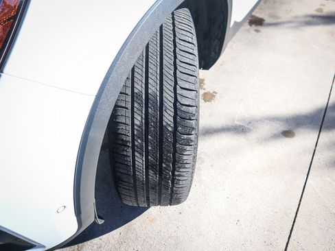 Used 2025 Volvo XC40 B5 Plus image 12