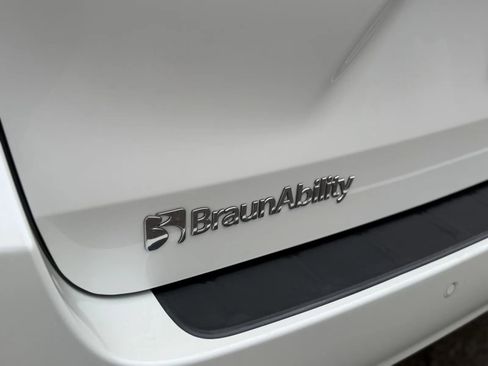Used 2019 Toyota Sienna XLE w/ XLE Navigation Package FWD image 44