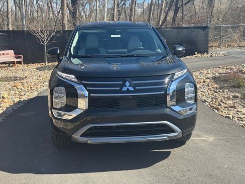 New 2025 Mitsubishi Outlander SE image 8