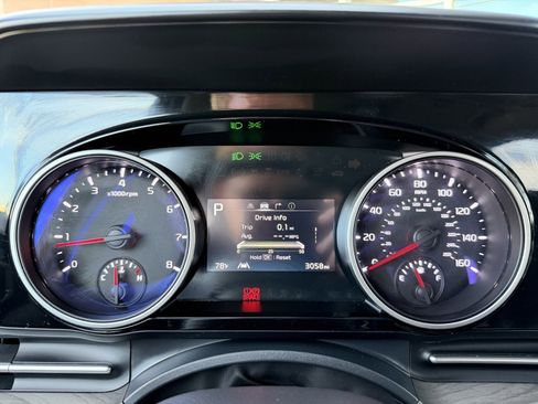 Used 2024 Kia Carnival EX image 18