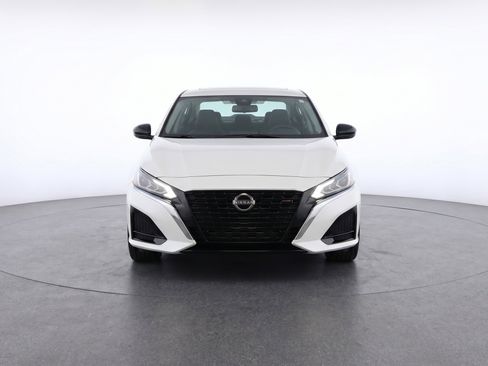 Used 2025 Nissan Altima 2.5 SV FWD image 2