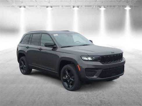 New 2025 Jeep Grand Cherokee Altitude image 2