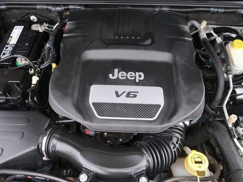 Used 2015 Jeep Wrangler Unlimited Rubicon w/ Max Tow Package image 36