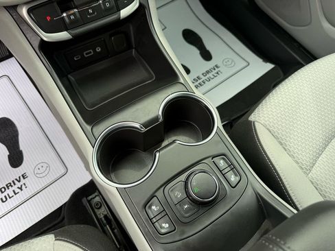 Used 2024 GMC Terrain SLE w/ Driver Convenience Package FWD image 9