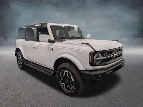 Used 2025 Ford Bronco Outer Banks AWD/4WD image 3