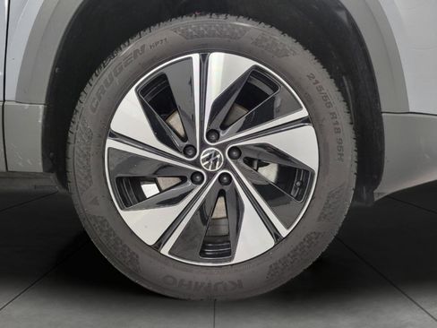 Used 2025 Volkswagen Taos SE AWD/4WD image 4