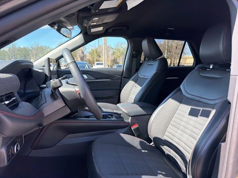 Used 2025 Ford Explorer ST-Line w/ ST-Line Street Pack image 8