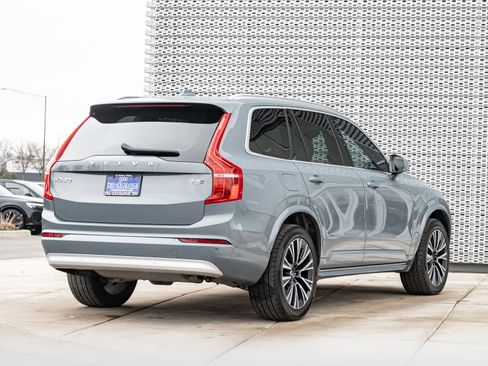Used 2022 Volvo XC90 T5 Momentum w/ Climate Package image 4