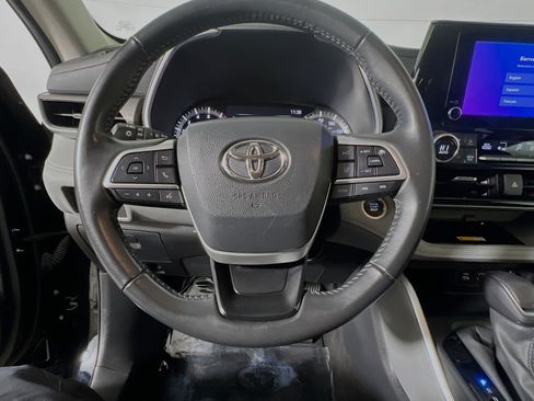 Used 2024 Toyota Highlander XLE image 18