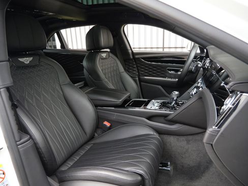 Used 2022 Bentley Flying Spur V8 image 23